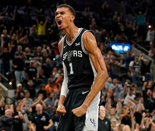 Wembanyama toả sáng phút chót giải cứu San Antonio Spurs