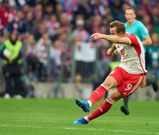 Harry Kane ghi bàn... từ giữa sân và lập hat-trick cho Bayern