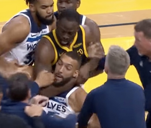 Draymond Green nhận án phạt nặng từ NBA vì kẹp cổ Rudy Gobert, thất thu 770.000 đô la Mỹ