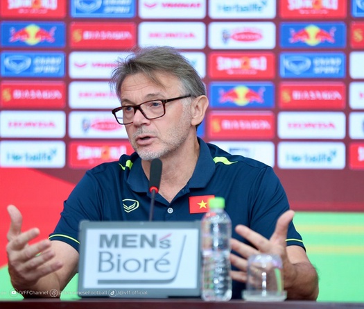 Thua đau Iraq, HLV Troussier chê Hoàng Đức không đạt yêu cầu ở tuyển Việt Nam