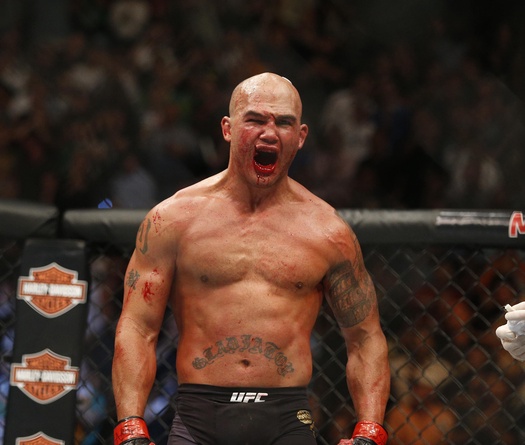 Phản ứng lạnh người của nhà cựu vô địch khi xe chở võ sĩ UFC bị tấn công