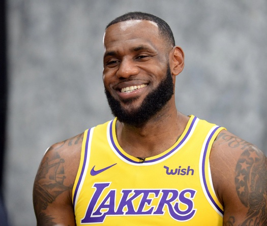 LeBron James “bật ngửa" khi biết anh già hơn HLV đối thủ trong ngày cán mốc 39.000 điểm
