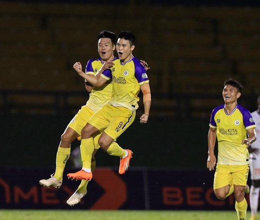 Phạm Tuấn Hải lập siêu phẩm từ hơn nửa sân, CLB Hà Nội thắng trận đầu ở V.League