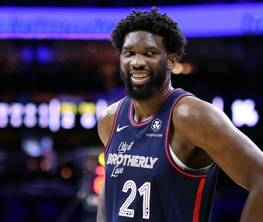 Joel Embiid ghi đến 51 điểm, thắng đại chiến trung phong trước toà tháp đôi Town - Gobert