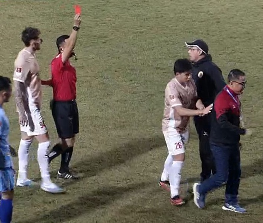 Độc lạ V.League: Ông Trần Tiến Đại bị thẻ đỏ, vẫn nán lại chỉ đạo cầu thủ CAHN