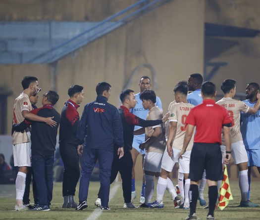 Nhốn nháo sân cỏ Việt Nam: Bạo lực, trọng tài và “ghế nóng” kỳ quặc