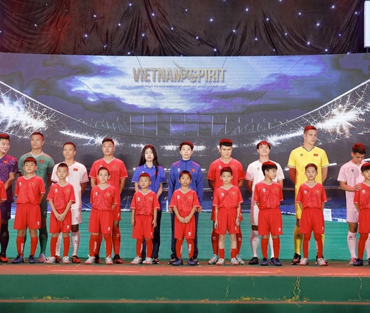 Đội tuyển Việt Nam dự Asian Cup với trang phục mới 