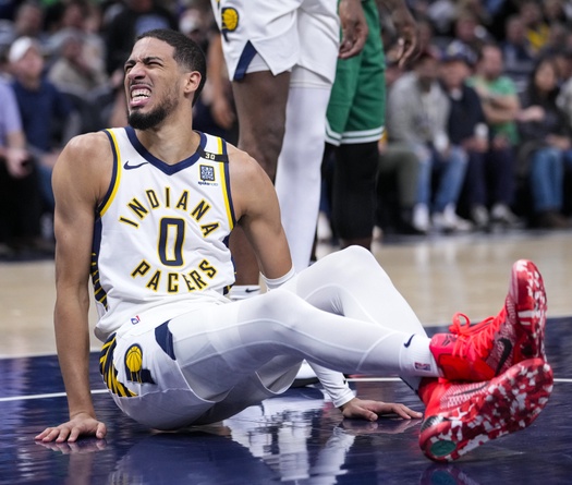 Ứng viên NBA All-Star Tyrese Haliburton dính chấn thương sau pha xoạc chân ngoài ý muốn
