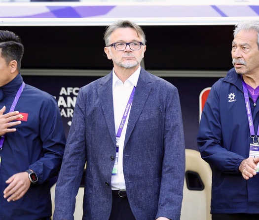 HLV Troussier “đi trên dây” với sự bảo thủ tin dùng cầu thủ trẻ