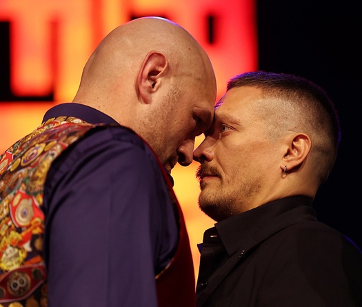 Tyson Fury "tấn công" Oleksandr Usyk khi đối mặt trên sóng truyền hình