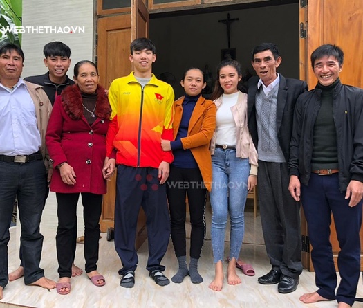 Siêu kình ngư Huy Hoàng: Tết phụ mẹ ra chợ bán cá, năm nay quên Tết vì Top 8 Olympic 2024