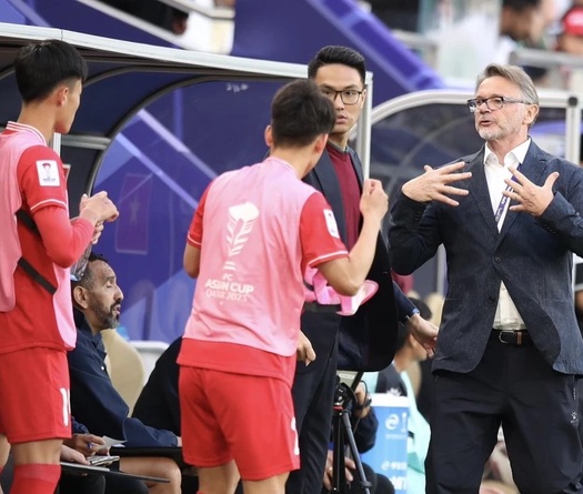 HLV Troussier bỗng dưng đau đầu: Trò cưng mắc bệnh sao, hàng tiền đạo mờ nhạt