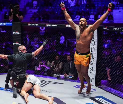 Knockout Ryan Bader sau 21 giây, Renan Ferreira lấy suất đấu Francis Ngannou