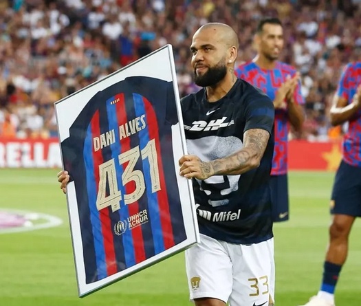 Barcelona đưa ra quyết định lịch sử với Dani Alves sau khi bị kết tội