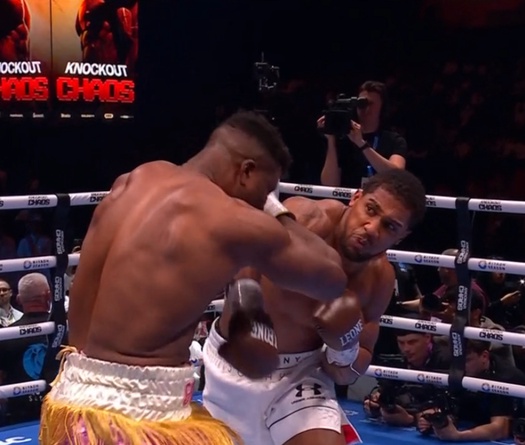 Anthony Joshua "giải quyết" Francis Ngannou sau chưa đầy 6 phút