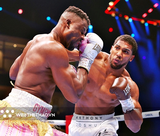 "Nụ hôn tử thần" ở trận Anthony Joshua - Francis Ngannou thu hút cả triệu người xem