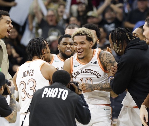 Wembanyama ngồi ngoài, San Antonio Spurs vẫn "bón hành" cho Phoenix Suns