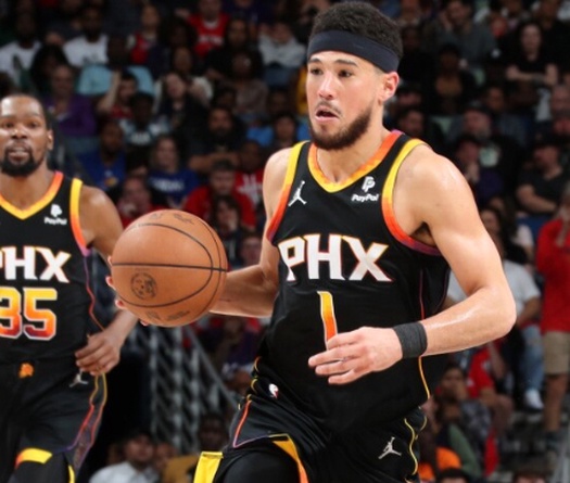 Ba lần ghi 50 điểm trước cùng một đối thủ, Devin Booker dùng kì tích NBA làm quà tặng gia đình