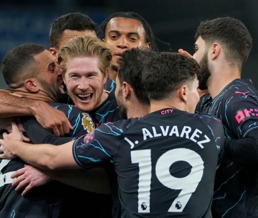 Bảng xếp hạng Ngoại hạng Anh mới nhất: Man City áp sát ngôi đầu