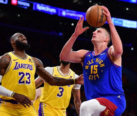 Ba trận bị lội ngược dòng ba lần, Lakers đến gần cánh cửa sớm chia tay NBA Playoffs 2024