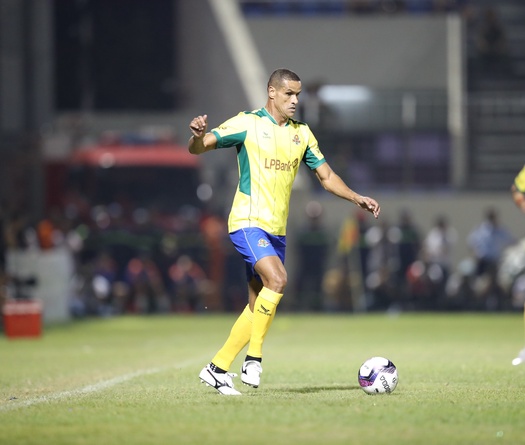 Đá với 100% cầu thủ chuyên nghiệp, CAHN thắng đậm đội bóng của Rivaldo