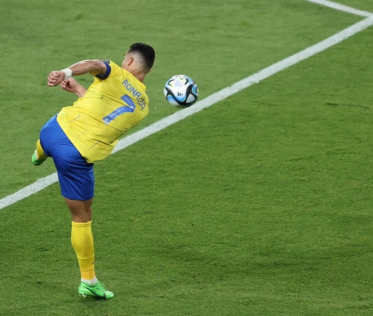Cú vô lê tuyệt vời của Ronaldo đưa Al Nassr vào trận chung kết