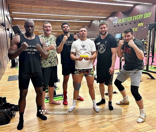 Usyk "đấm bay" cả 5 võ sỹ sparring trước trận thống nhất đai kinh điển với Tyson Fury 
