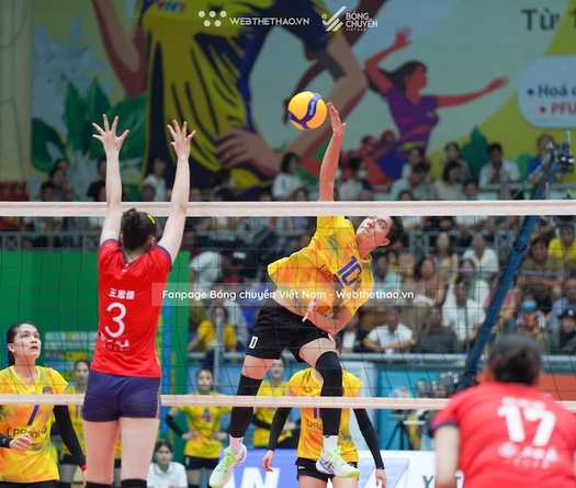 Hàng chắn thương hiệu bóng chuyền Trung Quốc bất lực trước Bích Tuyền