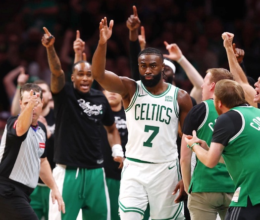 Brown và Tatum thay nhau "clutch", Celtics trừng phạt sai lầm của Pacers để dẫn trước tại CK miền Đông