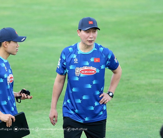 HLV Kim Sang Sik nhắc về Park Hang Seo, muốn làm anh cầu thủ Việt Nam