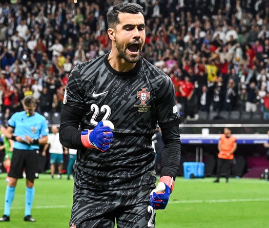 Người hùng Diogo Costa của Bồ Đào Nha 3 lần cản phá phạt đền độc nhất vô nhị