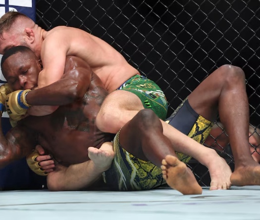 Israel Adesanya tán thưởng Dricus Du Plessis, nhắc lại sai lầm chí tử 