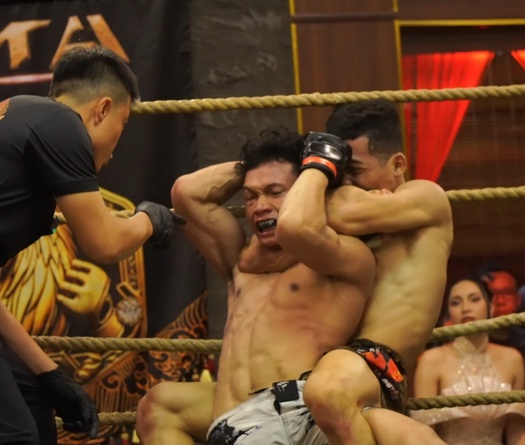 Học trò Duy Nhất tung đòn siết hiểm, tiến vào bán kết giải MMA Thần Võ Việt Nam
