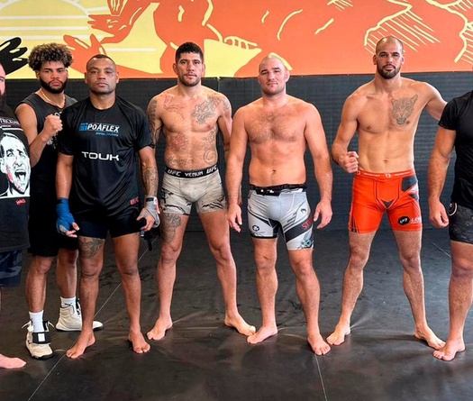 Alex Pereira đưa đội quân hùng hậu lên 1800 mét chuẩn bị cho UFC 307