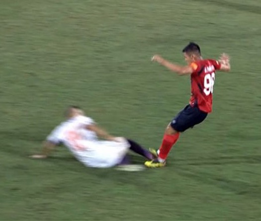 Cầu thủ CAHN bị phạt nguội vì triệt hạ đối thủ, trọng tài có chịu án phạt?