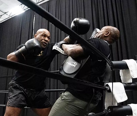 Mike Tyson tung video đấm HLV tối tăm mặt mũi để "dọa" Jake Paul