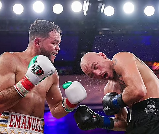 Võ sỹ từng so găng đầy tranh cãi với Trương Đình Hoàng tiếp tục gây ầm ĩ dù bị đấm sưng mắt ở sự kiện Tszyu vs Murtazaliev