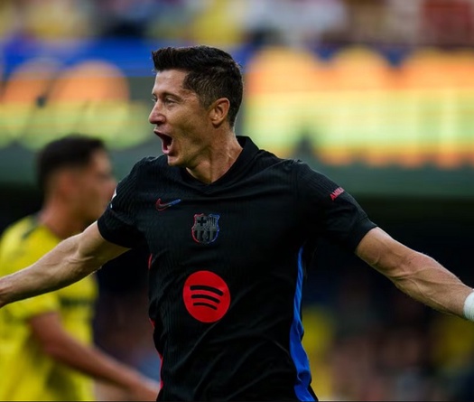 Lewandowski chỉ còn cách cột mốc vĩ đại của Ronaldo và Messi 1 bàn