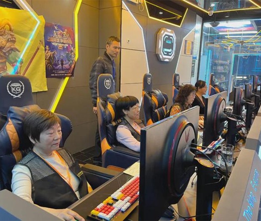 Bà cụ U70 thi đấu Esports, chơi game để tìm niềm vui trong cuộc sống