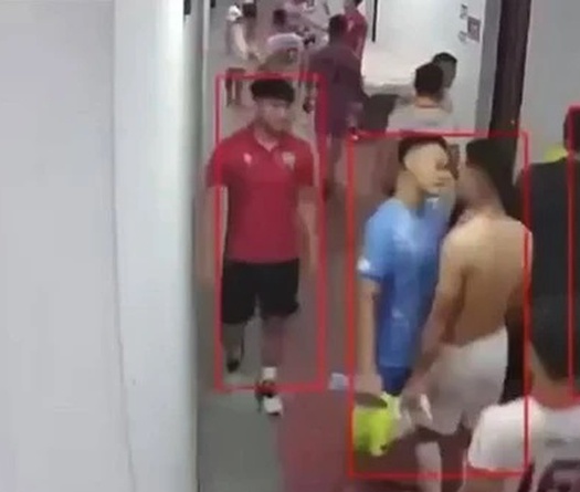 Video: Xuân Nam và Vũ Văn Sơn đánh nhau trong đường hầm khiến máu đổ đầy mặt