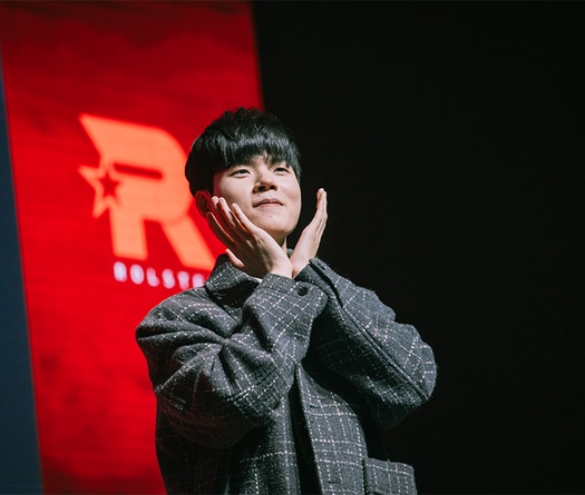 Các tuyển thủ LCK tri ân Deft trong ngày lễ chia tay