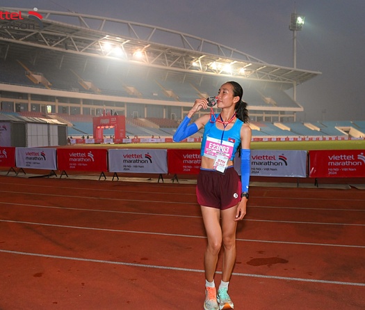 "Bông hồng" Kan Sreyroth cùng dàn VĐV elite chủ nhà "oanh tạc" đường chạy Viettel Marathon chặng Angkor Wat