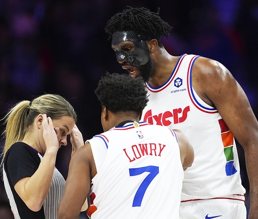 Chuyện lạ ở NBA: Joel Embiid và đồng đội bị đuổi, sau đó trọng tài mời một người thi đấu tiếp