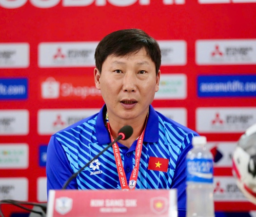Cầm chắc vé vào chung kết, HLV Kim Sang Sik yêu cầu đặc biệt với tuyển Việt Nam