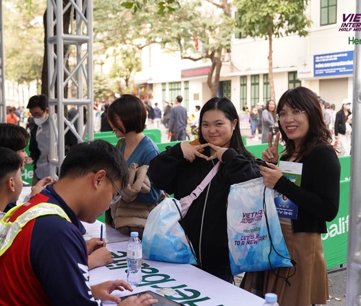 Vietnam International Half Marathon 2025 powered by Herbalife "nóng" từ ngày nhận BIB đầu tiên