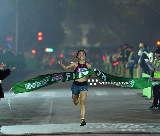 Nguyễn Thị Oanh chạy "vượt thầy" khi đi vào lịch sử giải chạy Vietnam International Half Marathon 2025 powered by Herbalife