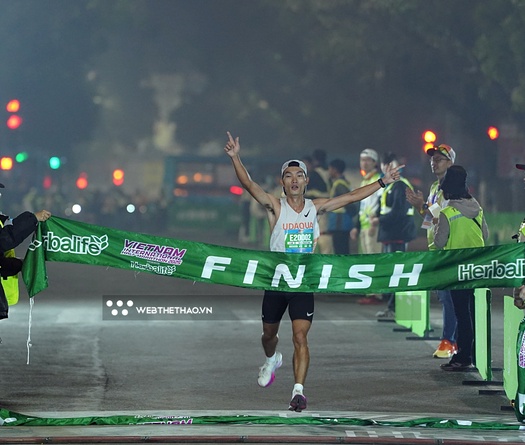 Hoàng Nguyên Thanh và Nguyễn Trung Cường nói gì sau "màn đổi ngôi" trên đường chạy Vietnam International Half Marathon 2025 powered by Herbalife?