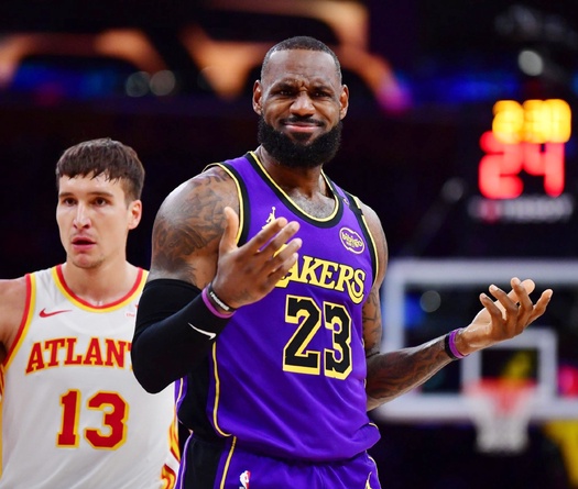 Cán cột mốc đặc biệt, LeBron James phá kỷ lục NBA tồn tại hơn 2 thập kỷ của huyền thoại Michael Jordan