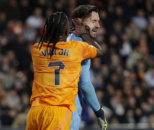 Vinicius của Real Madrid đối mặt với án treo giò 4 trận do đấm đối phương