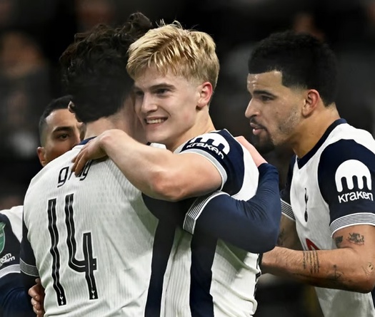 Cầu thủ 18 tuổi của Tottenham lẽ ra nhận thẻ đỏ trước khi ghi bàn vào lưới Liverpool?